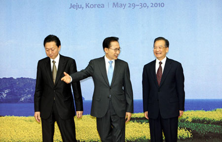 图：温家宝出席第三次中日韩领导人会议