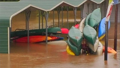 夜降暴雨山洪来袭 美国一野营地至少16人亡