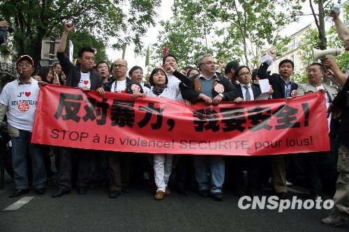 华人举行反暴力维权游行 法国民众赞“非常好”