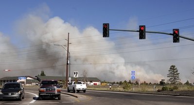 亚利桑那州旗杆市郊森林两天两起火灾 上千住户转移