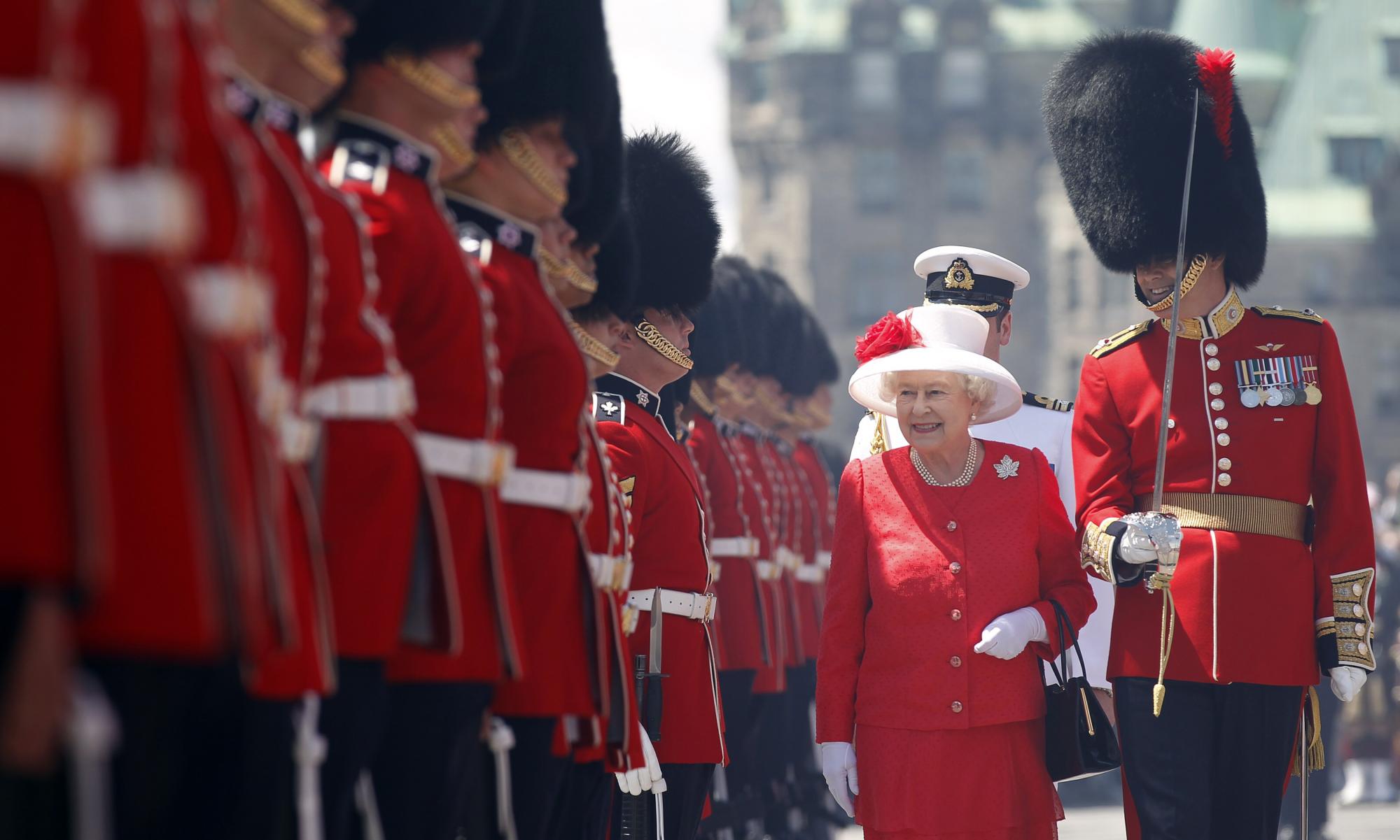 英女王出席加拿大国庆日活动 一身红装检阅部队