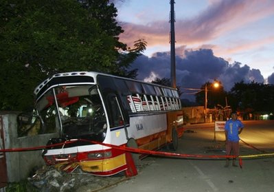 菲律宾中部巴士失控撞向水泥墩 致60余人死伤