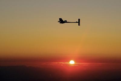 世界首架有人驾驶太阳能飞机成功落地