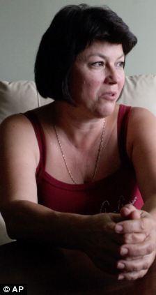 嫁英国老公是为护照？俄美女间谍与高中情人邮件曝光