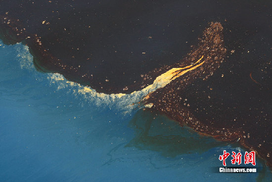 图片:美国加紧燃烧墨西哥湾泄露原油