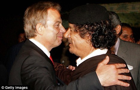 布莱尔被爆秘访利比亚 为卡扎菲做参谋两人称兄道弟