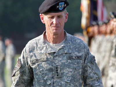 前美驻阿最高指挥官麦克里斯特尔正式退役 盖茨授勋