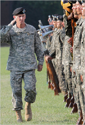 前美驻阿最高指挥官麦克里斯特尔正式退役 盖茨授勋