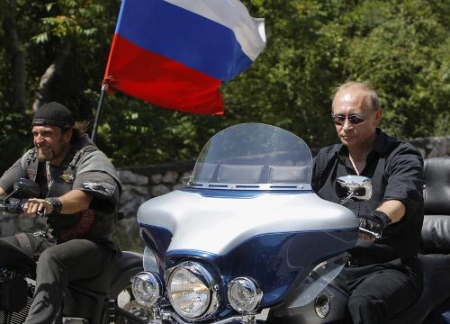 普京访问乌克兰时骑摩托引围观者喝彩(图)
