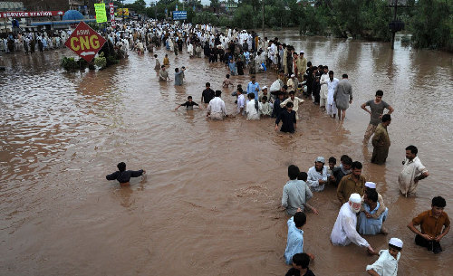 高清组图:巴基斯坦白沙瓦人们在洪水中转移