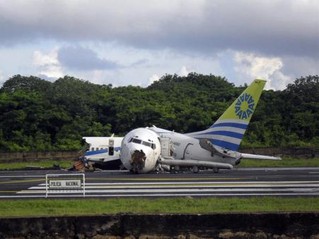 哥伦比亚百人客机遇雷电被劈成三段仅1人遇难