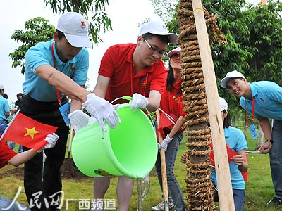 中越青年联欢大会在广西南宁举行 胡锦涛和农德孟致电祝贺