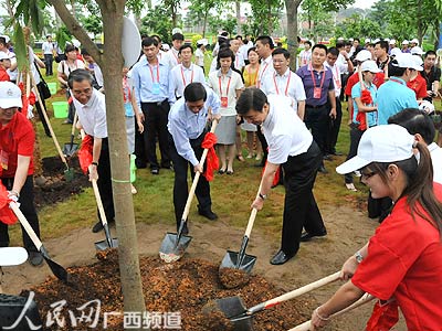 中越青年联欢大会在广西南宁举行 胡锦涛和农德孟致电祝贺