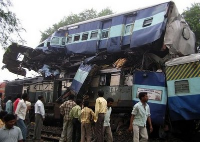 印度货运火车驶入错误轨道撞客运列车 60余人死伤