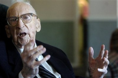 世界最老男子、美国人布里宁庆祝114岁生日