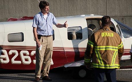 美小飞机迫降公路无人伤亡 飞行员被誉超人