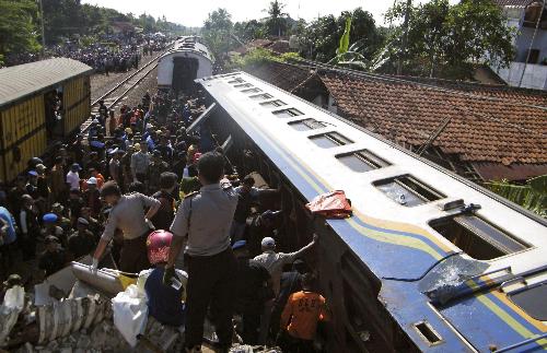 印尼发生两起火车相撞事故 37人死亡数十人受伤