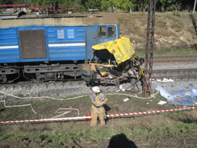 乌克兰巴士司机硬闯道口 与火车相撞致43死9伤