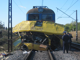 乌克兰巴士司机硬闯道口 与火车相撞致43死9伤