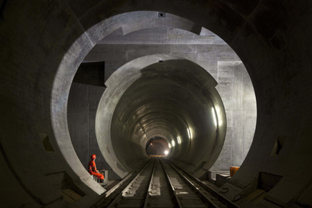 瑞士世界最长铁路隧道全线贯通
