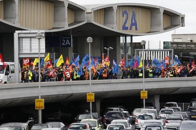 法国罢工民众封堵部分机场