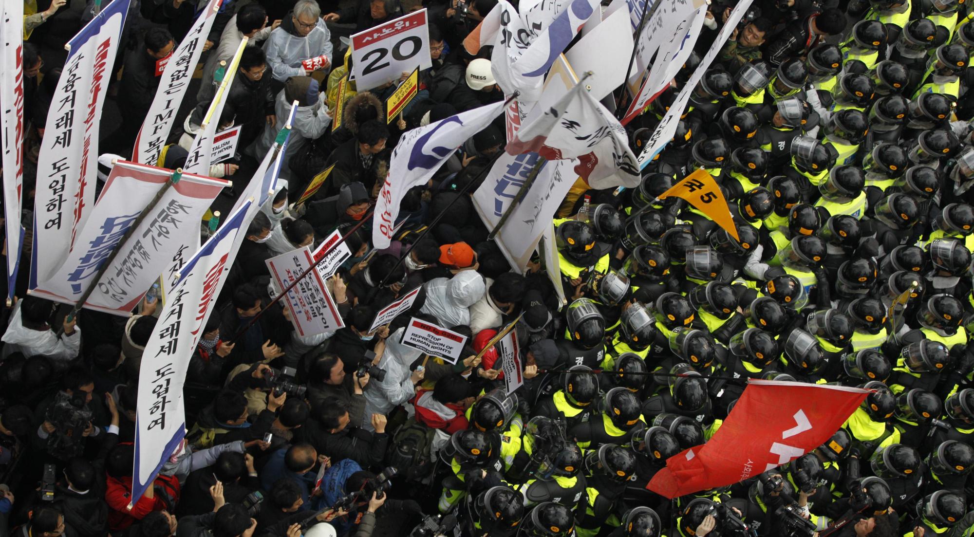 首尔设安全围栏引争议 反G20示威者与警察冲突