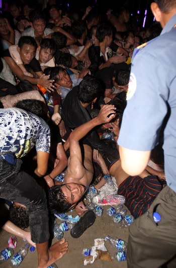 柬埔寨首相对踩踏事件死难者表示哀悼