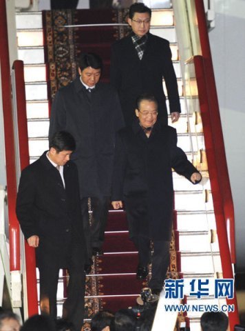 温家宝抵达圣彼得堡开始访问俄罗斯(图)