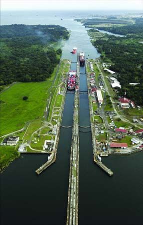 持续暴雨致巴拿马运河21年来首次停航