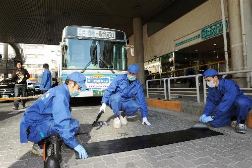 日本男子持刀登上公交车行凶 砍伤13人多为中学生