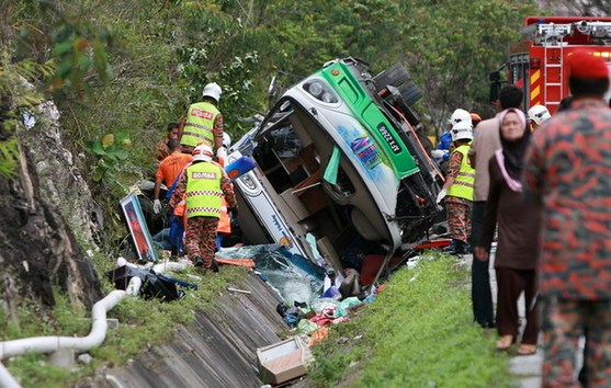 马来西亚旅游巴士翻车造成至少27人死亡