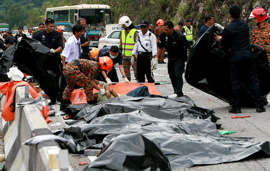 马来西亚旅游巴士翻车造成至少27人死亡