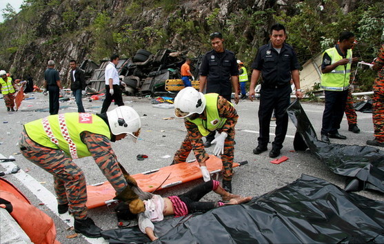 马来西亚旅游巴士翻车造成至少27人死亡