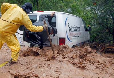 加州遭罕见暴雨袭击 6县进入紧急状态