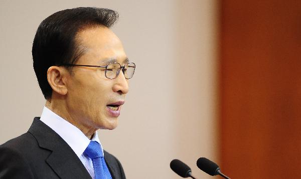 外媒：李明博视察前线给韩军打气