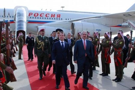 俄总统梅德韦杰夫抵达约旦 探讨解决巴以和谈僵局