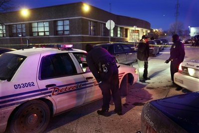 美国底特律一所警局遭袭 4名警察受伤枪手身亡