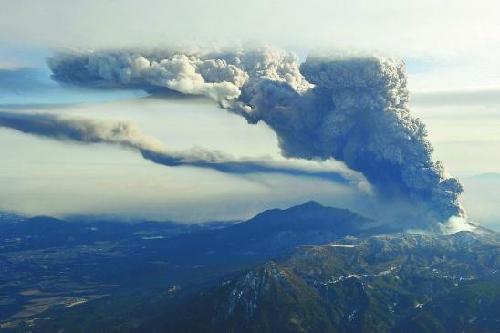 日本火山喷发烟高2000米