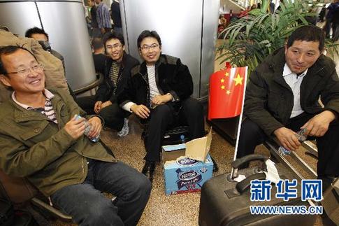 中国旅客等待增派航班到达