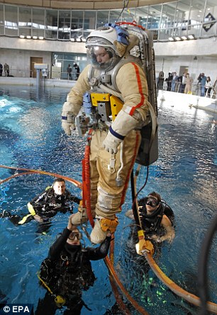 泳池中的太空舱——俄公布宇航员水下训练图