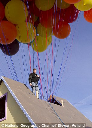 300个氦气球牵引房子升空 《飞屋环游记》成现实