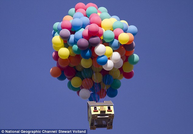 300个氦气球牵引房子升空 《飞屋环游记》成现实