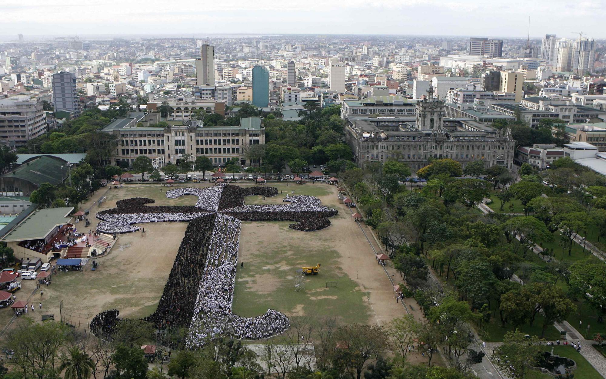 菲律宾两万师生将打破“世界最大人体十字架”纪录