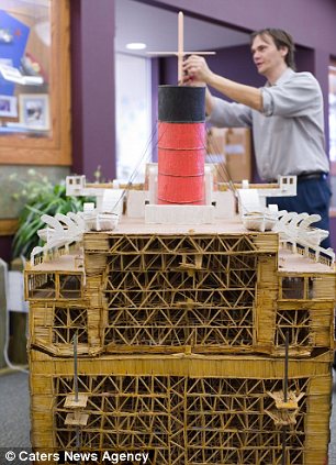 美国程序员用80余万牙签制作出近8米长邮轮模型