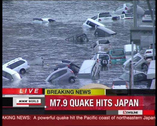 组图：日本发生8.9级地震 民众纷纷上街避难