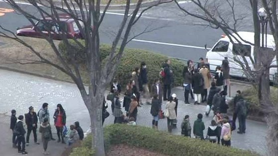 组图：日本发生8.9级地震 民众纷纷上街避难