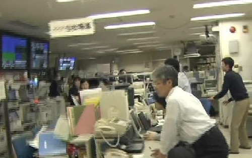 组图：日本发生8.9级地震 民众纷纷上街避难
