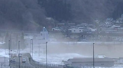 组图：日本发生8.9级地震 民众纷纷上街避难