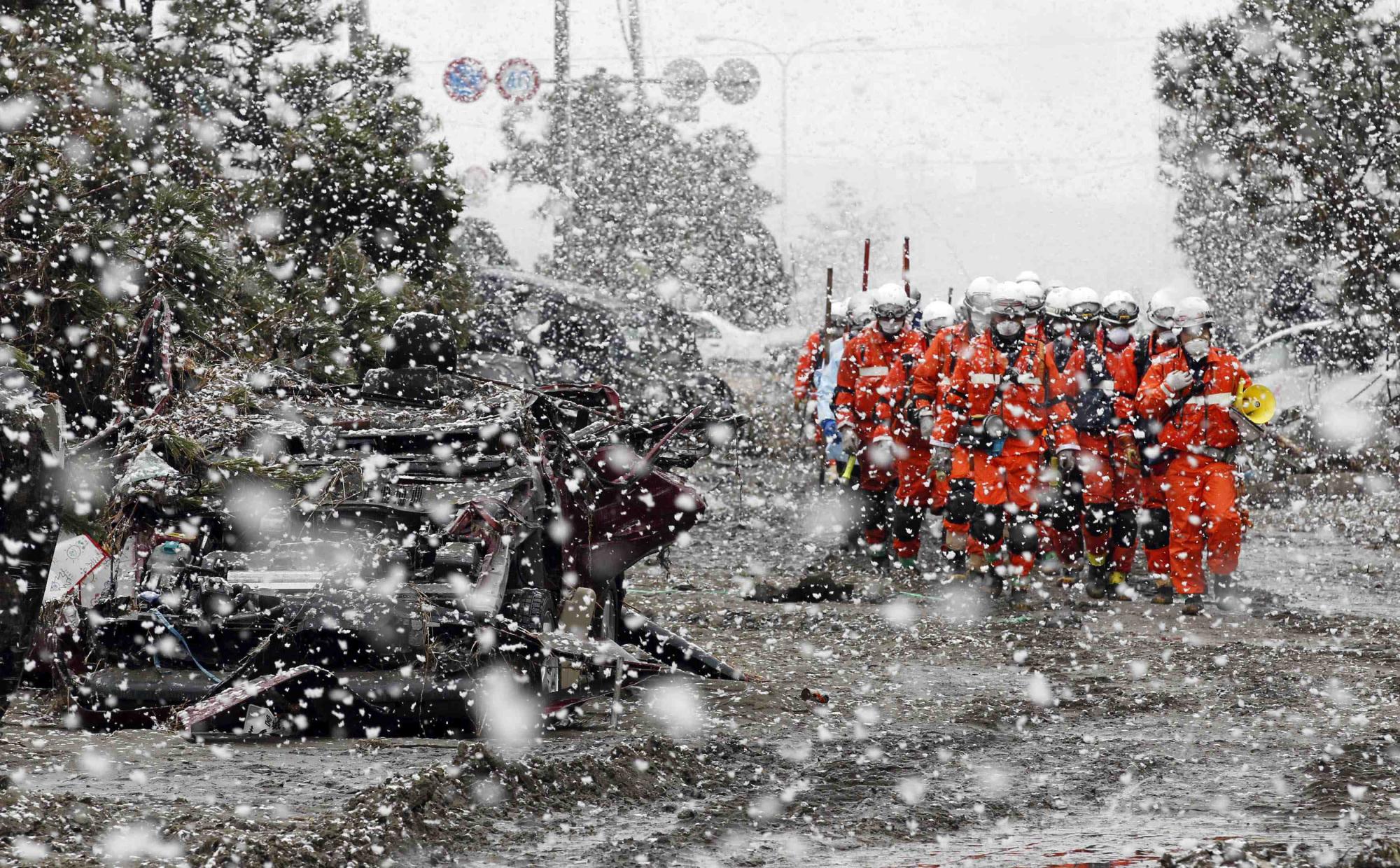 日本仙台重灾区降大雪 生活必需品供应紧张（图集）