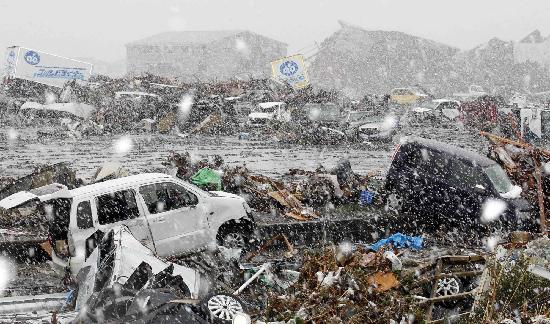 组图：日本仙台灾区天降大雪 救灾工作仍井然有序